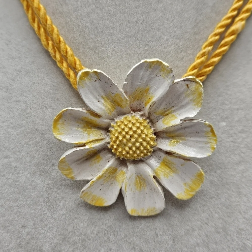 NEW VINTAGE Lisner 3D Daisy Flower Pendant Twisted Cord Choker Necklace